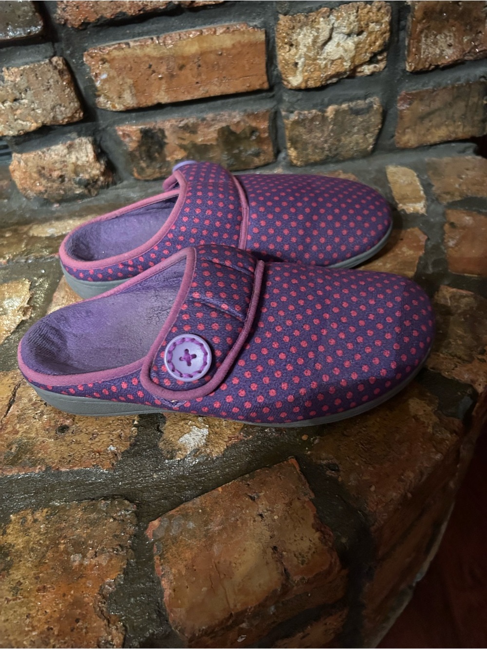 Vionic Slippers. - Picture 2 of 5